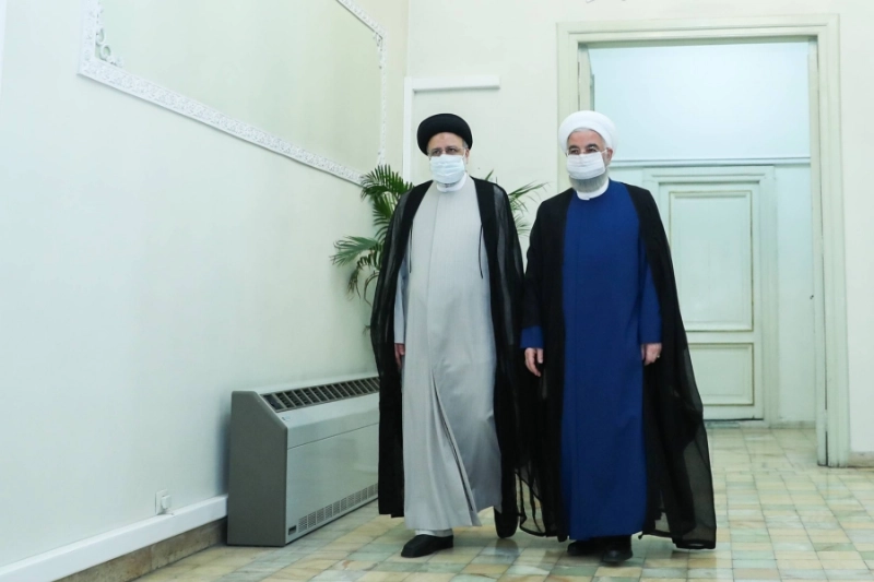 روحاني ذهب لتهنئية رئيسي (د ب أ)