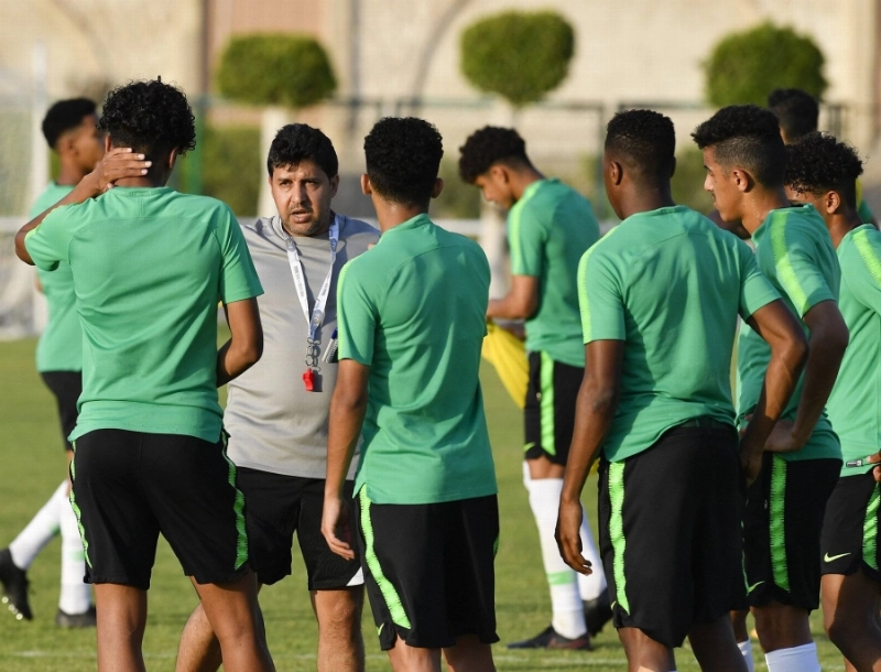 المحمدي يوجه لاعبي المنتخب