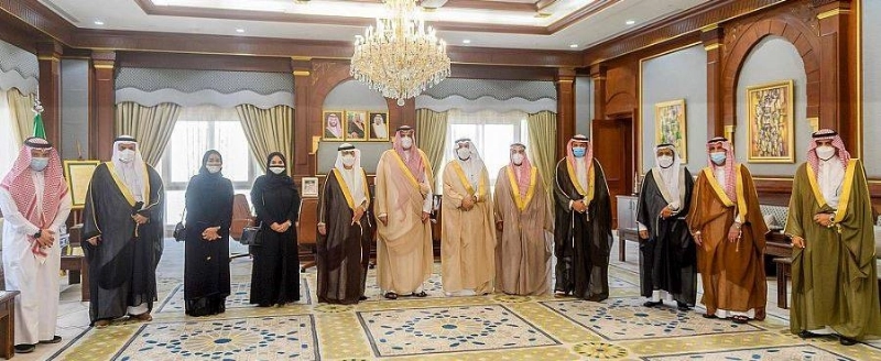 أمير المدينة يتوسط أعضاء غرفة ينبع