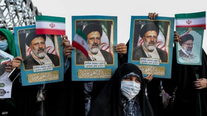 ناخبون يرفعون صور رئيسي (مكة)