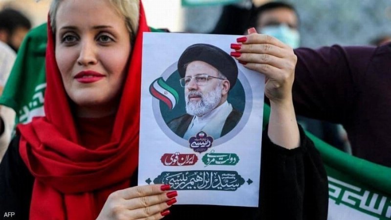 إيرانية ترفع صورة رئيسي (مكة)