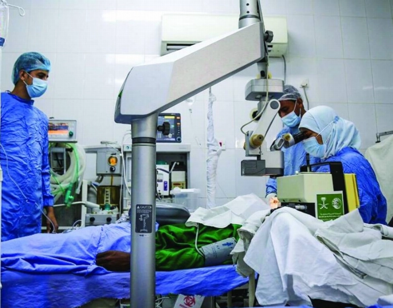 إحدى العمليات الجراحية لمكافحة العمى في عدن (واس)