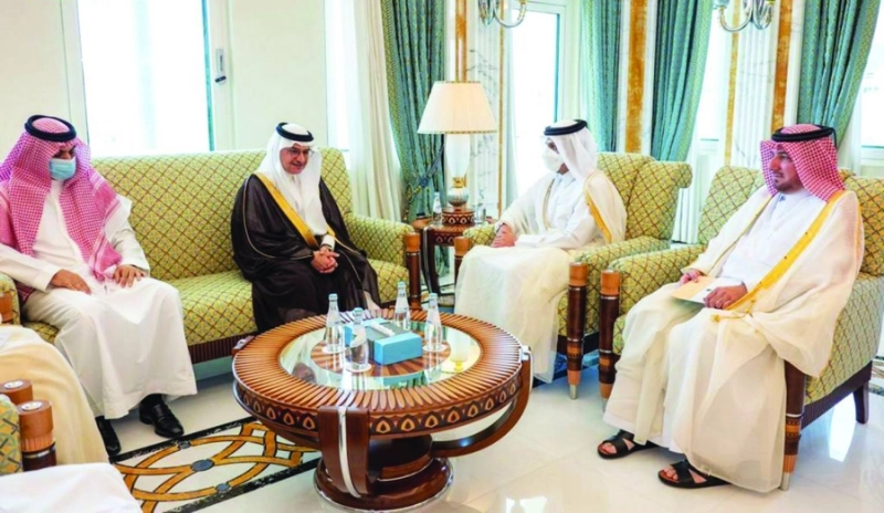 الشيخ محمد آل ثاني خلال استقباله منصور بن فرحان (واس)