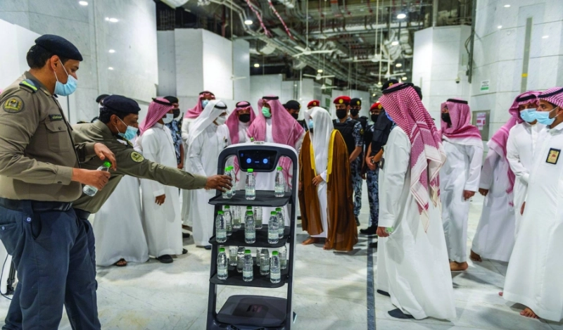 الروبوت الذكي لتوزيع عبوات ماء زمزم (مكة)