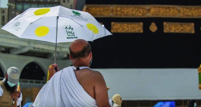 حاج يؤدي الطواف في موسم سابق (مكة)