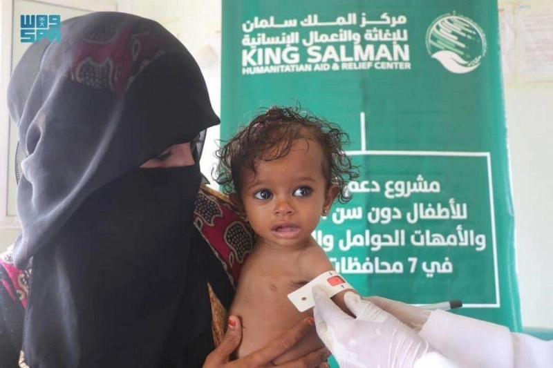 طفلة تتلقى التطعيم برفقة والدتها
