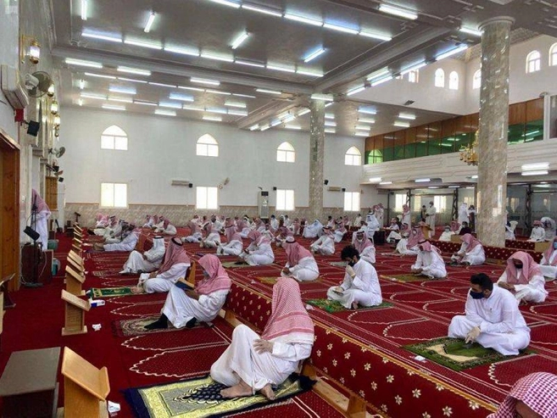 تباعد المصلين في أحد المساجد (مكة)