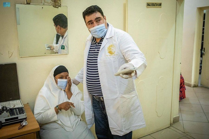 طبيب تابع لمركز الملك سلمان للإغاثة يكشف على مريضة ضمن الحملة التطوعية لمكافحة العمى في مدينة كانو بنيجيريا.