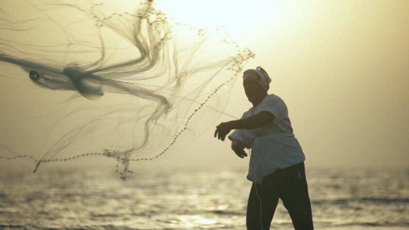صياد في شواطئ أملج (مكة)