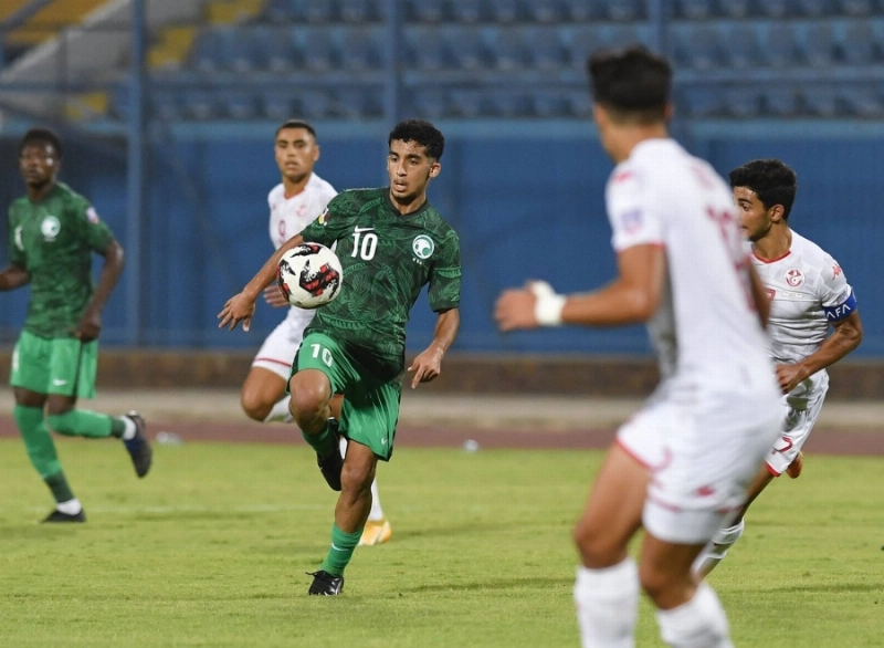 الأخضر الشاب في مباراته الماضية أمام تونس (مكة)