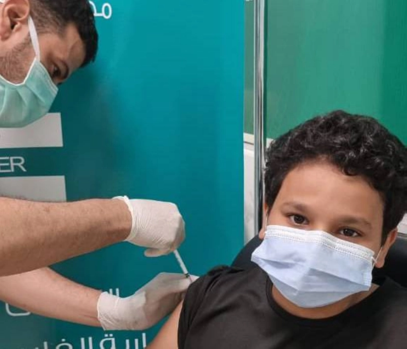 طفلان يتلقيان الجرعة الأولى من لقاح كورونا أمس (مكة)