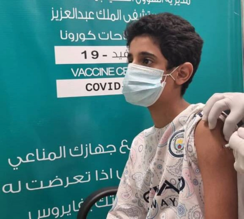 طفلان يتلقيان الجرعة الأولى من لقاح كورونا أمس (مكة)