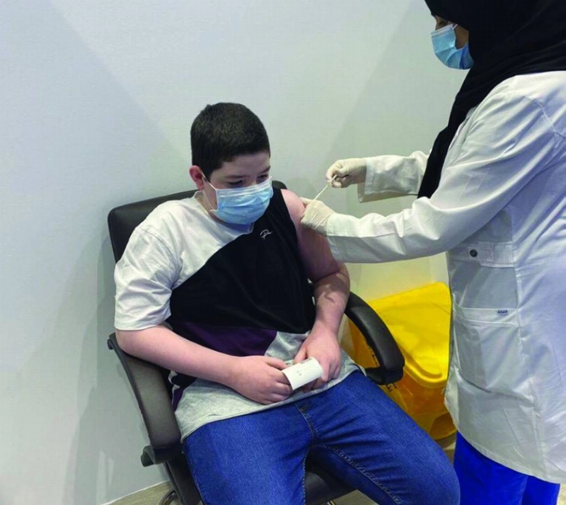 صبي يتلقى اللقاح بالمدينة المنورة (مكة)
