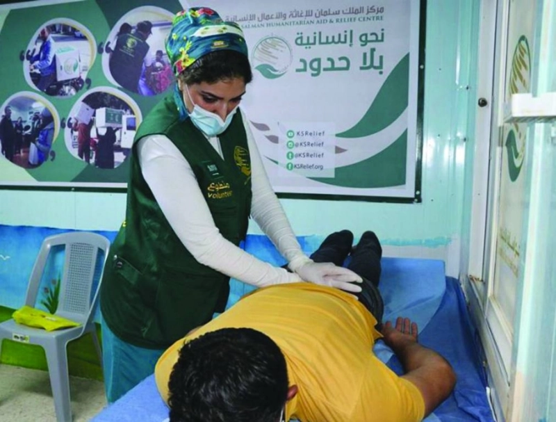 متطوعة سعودية تدرب أحد المسعفين (واس)