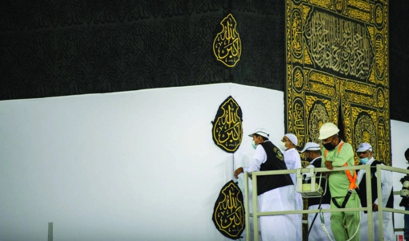 تركيب القناديل على القماش الأبيض وتغيير العرق وتثبيته إلى حد الخياطة
