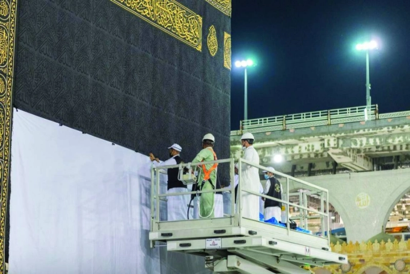 تثبيت القماش الأبيض من الأسفل في جميع الجهات