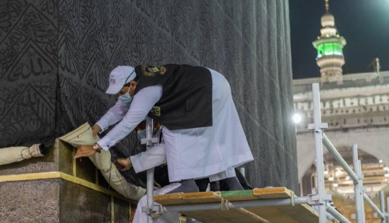 فك ثلاثة من القناديل والعرق ثم تثبيت القماش الأبيض على جميع الجهات كل على حدة