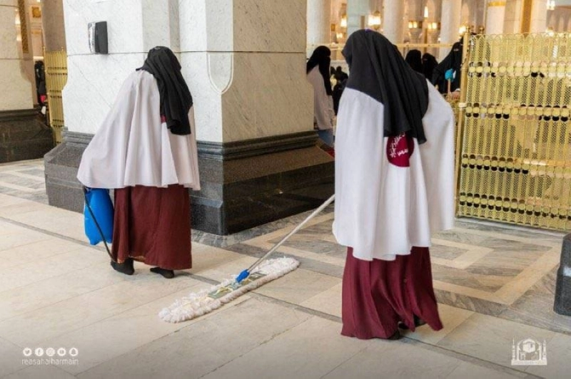 من تجهيز المصليات وتنظيمها (مكة)