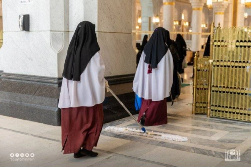 من تجهيز المصليات وتنظيمها (مكة)