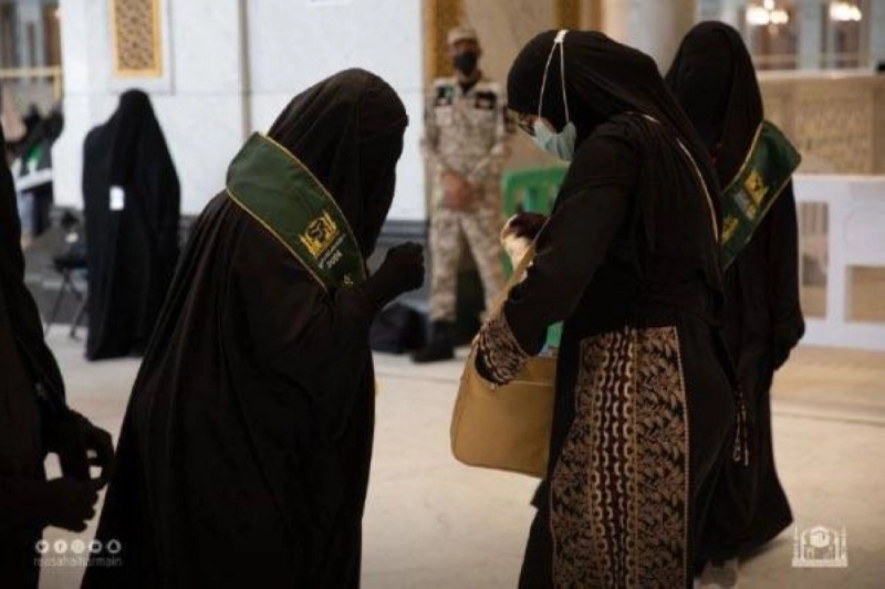 تكثيف عدد الموظفات على الأبواب