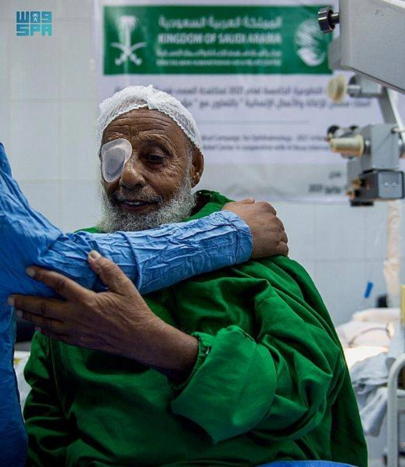 الكشف على أحد المسنين (واس)