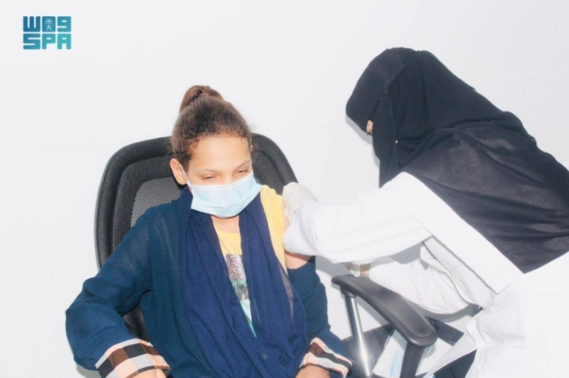 طالبة خلال تلقيها اللقاح (مكة)