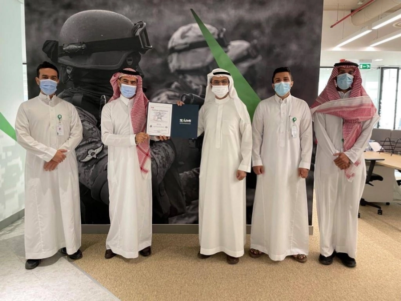 مسؤولو «سامي» أثناء عرض الشهادة (مكة)