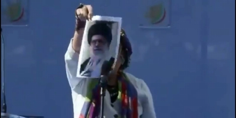 إيرانية تحرق صور خامنئي