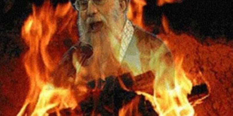 محتجون يحرقون صور المرشد الإيراني