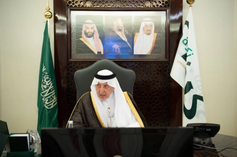 خالد الفيصل خلال ترؤسه اجتماع لجنة الحج المركزية (مكة)