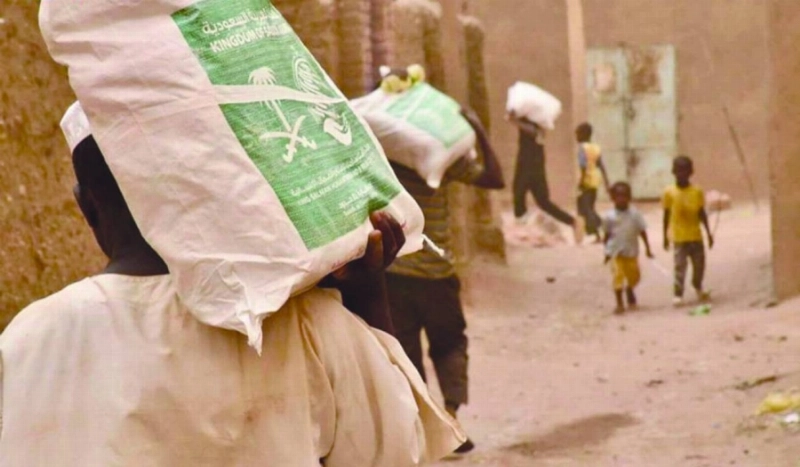 سودانيون يحملون سلالا إلى منازلهم (واس)
