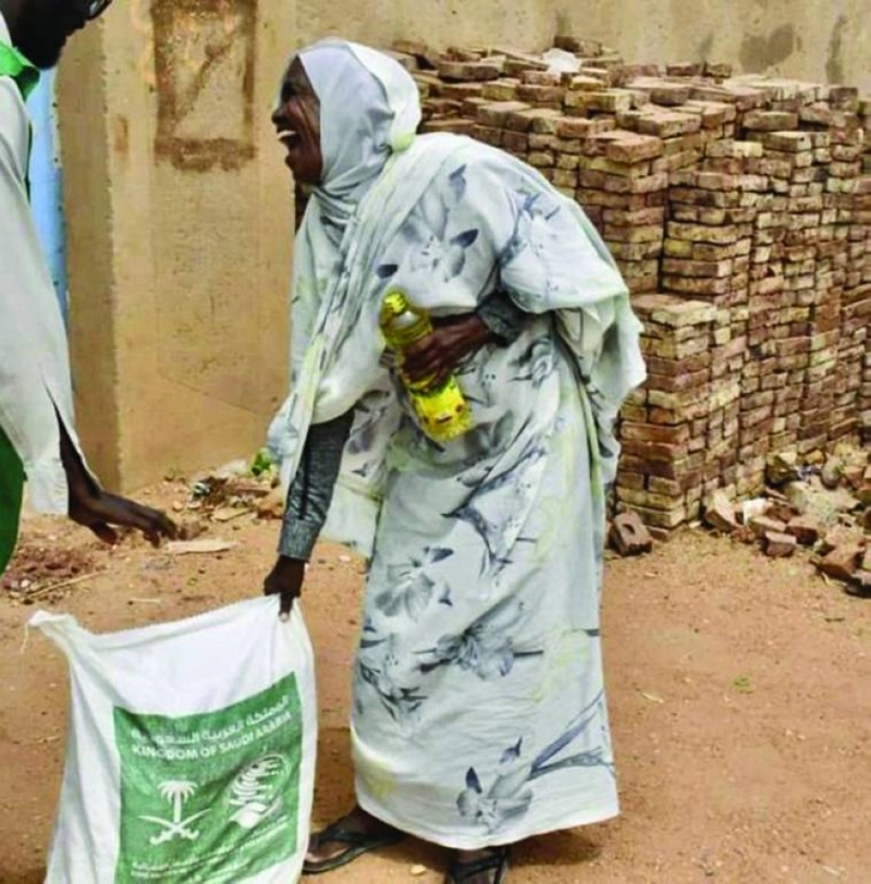 سودانية مبتهجة بعد الحصول على سلة غذائية (واس)