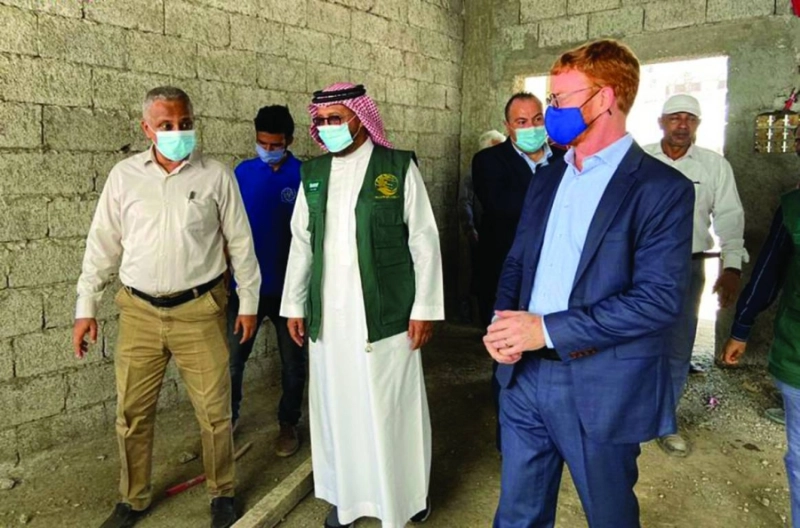 مسؤولو المركز يتفقدون المدرسة