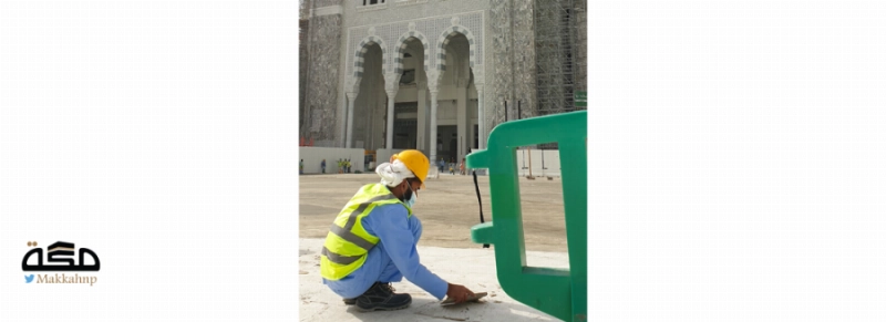 من أعمال تجهيز باب الملك عبدالعزيز للاستفادة منه في حج هذا العام (أنس الحارثي)