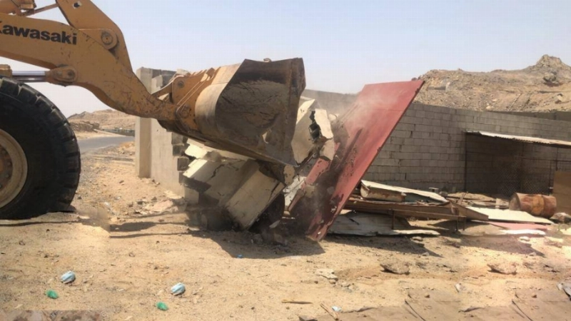 أمانة جدة تزيل على مساحة 2200م2 في نطاق أم السلم