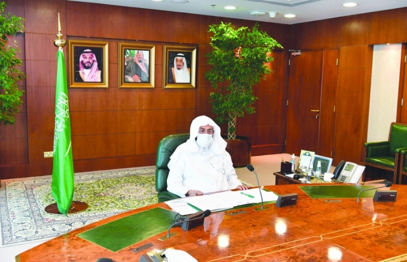 عبداللطيف آل الشيخ خلال تدشين البرامج أمس (مكة)