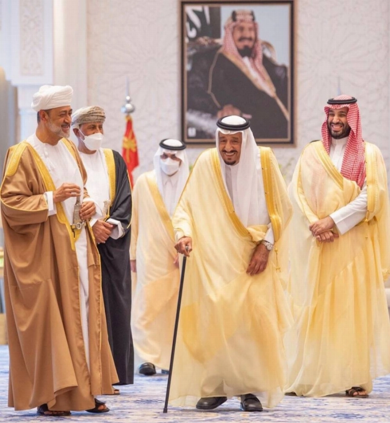 وسام عُماني رفيع لخادم الحرمين الشريفين.. وقلادة الملك عبدالعزيز لسُلطان عمان