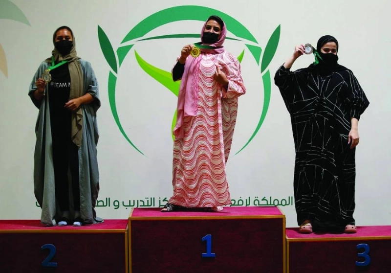 لاعبات عقب تتويجهن