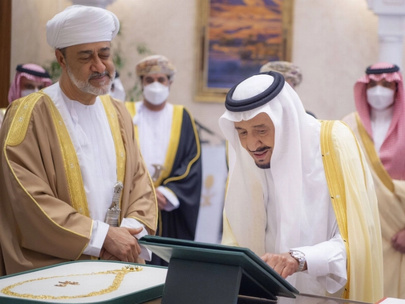الملك سلمان والسلطان هيثم بن طارق خلال تبادل الأوسمة (واس)