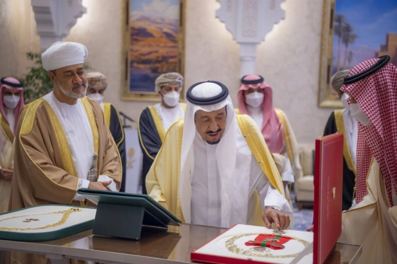 الملك سلمان والسلطان هيثم بن طارق خلال تبادل الأوسمة (واس)