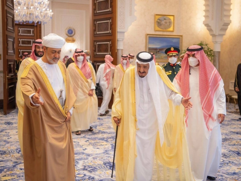 الملك سلمان خلال استقباله هيثم بن طارق في قصر نيوم أمس (واس)