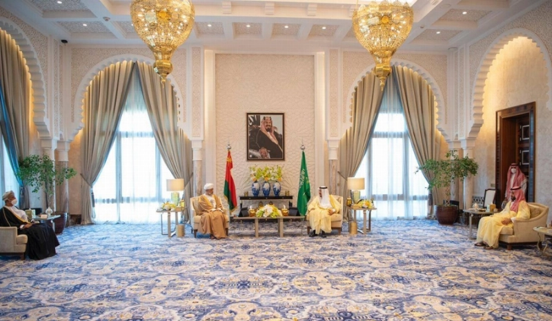 الملك سلمان خلال استقباله هيثم بن طارق بحضور الأمير محمد بن سلمان في قصر نيوم أمس (واس)