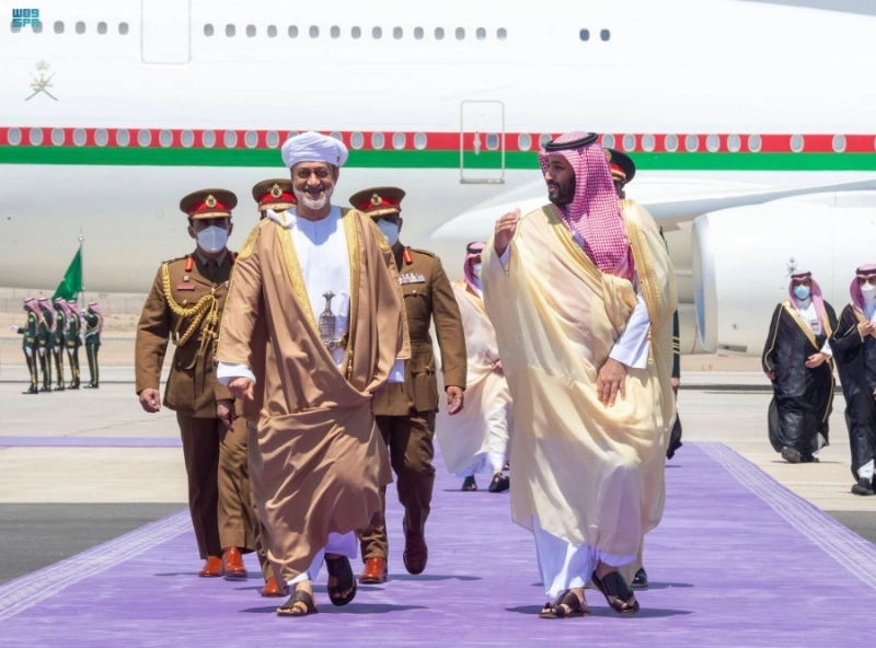 الأمير محمد بن سلمان لدى استقباله هيثم بن طارق في مطار خليج نيوم أمس (واس)