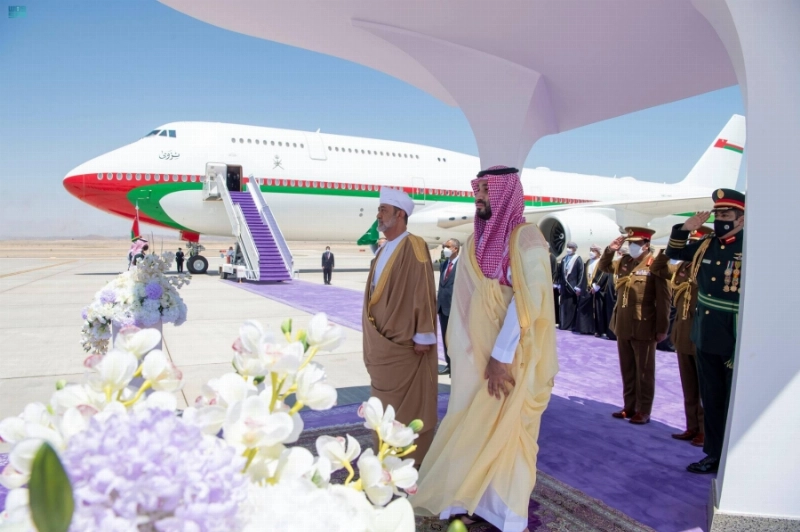 الأمير محمد بن سلمان لدى استقباله هيثم بن طارق في مطار خليج نيوم أمس (واس)
