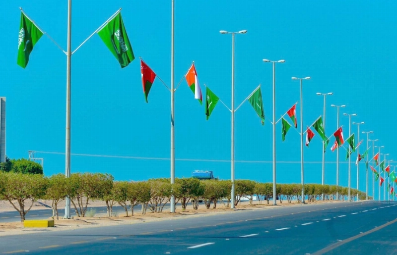 ميادين وشوارع نيوم تتوشح أعلام المملكة وعُمان (مكة)