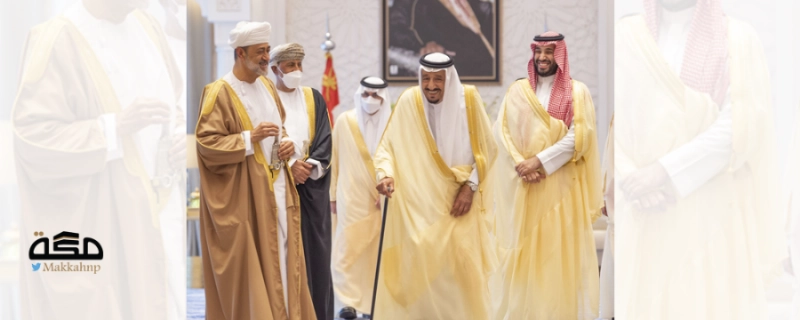 خادم الحرمين لحظة استقبال سلطان عمان في قصر نيوم أمس بحضور ولي العهد (واس)