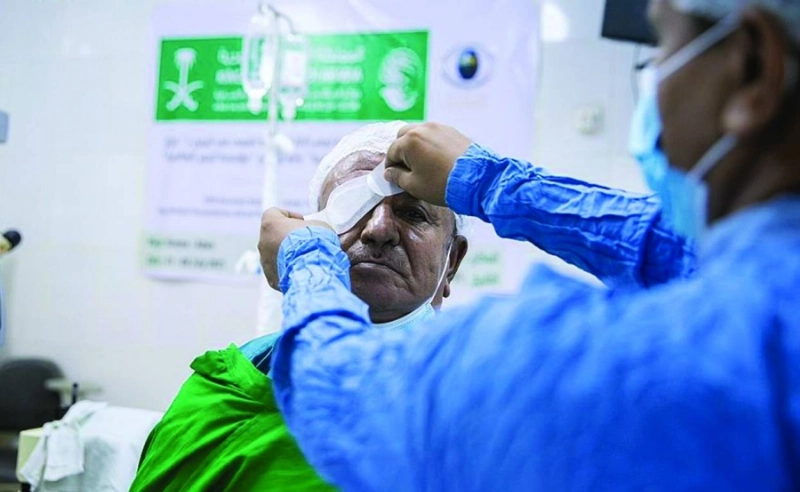 طبيب يتابع إحدى الحالات بعد إجراء العملية (واس)