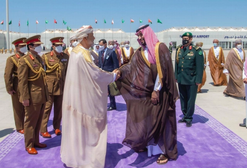 ولي العهد مودعا سلطان عمان أمس (واس)