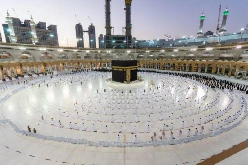 حجاج بيت الله الحرام يؤدون الصلاة في صحن المطاف (مكة)
