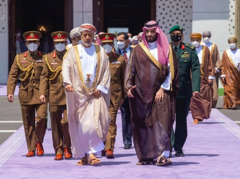الأمير محمد بن سلمان مودعا هيثم بن طارق في مطار خليج نيوم (واس)
